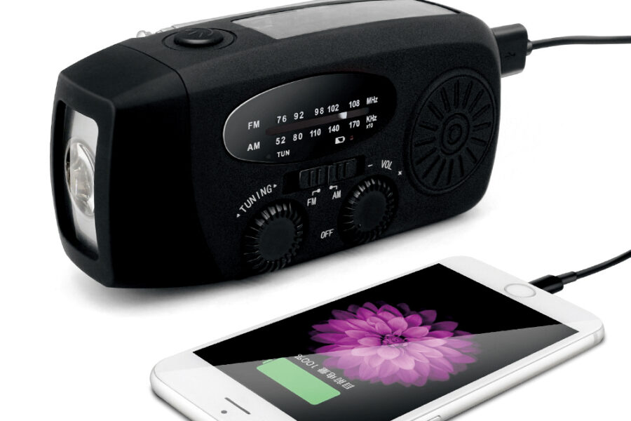 ダイナモソーラーラジオライト・バッテリーをチャージする