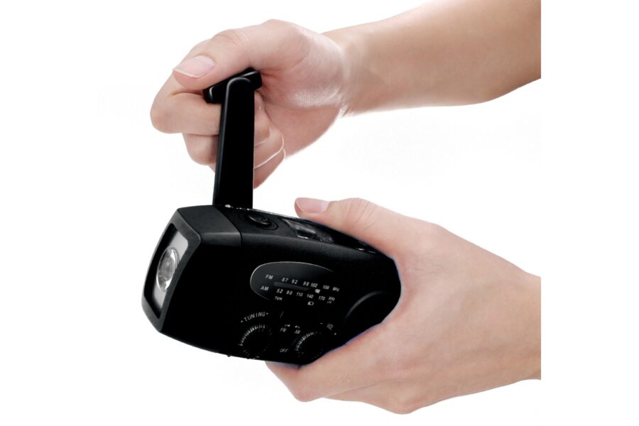 ダイナモソーラーラジオライト・充電する