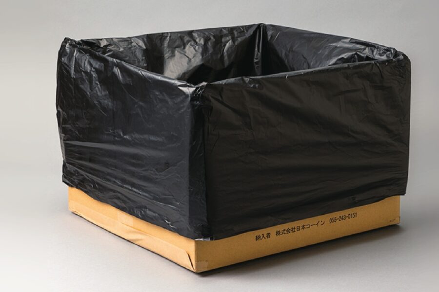 梱包箱に汚物回収袋を被せる