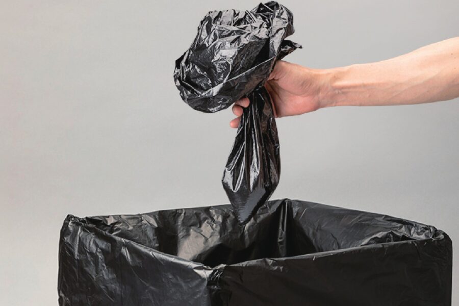 汚物回収袋にゴミを入れる