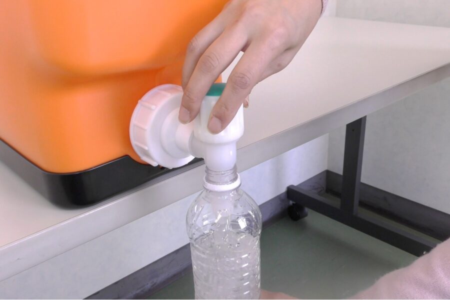 NOMERUZOUミニ・水を注ぐ