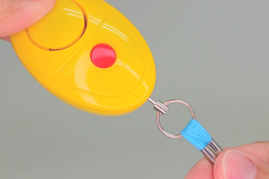 防犯ブザー・ピンを引く