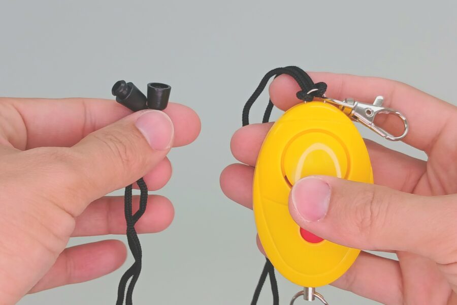 防犯ブザー・紐をつける