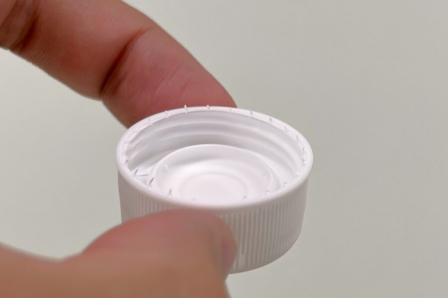 ペットボトルの蓋に入った水