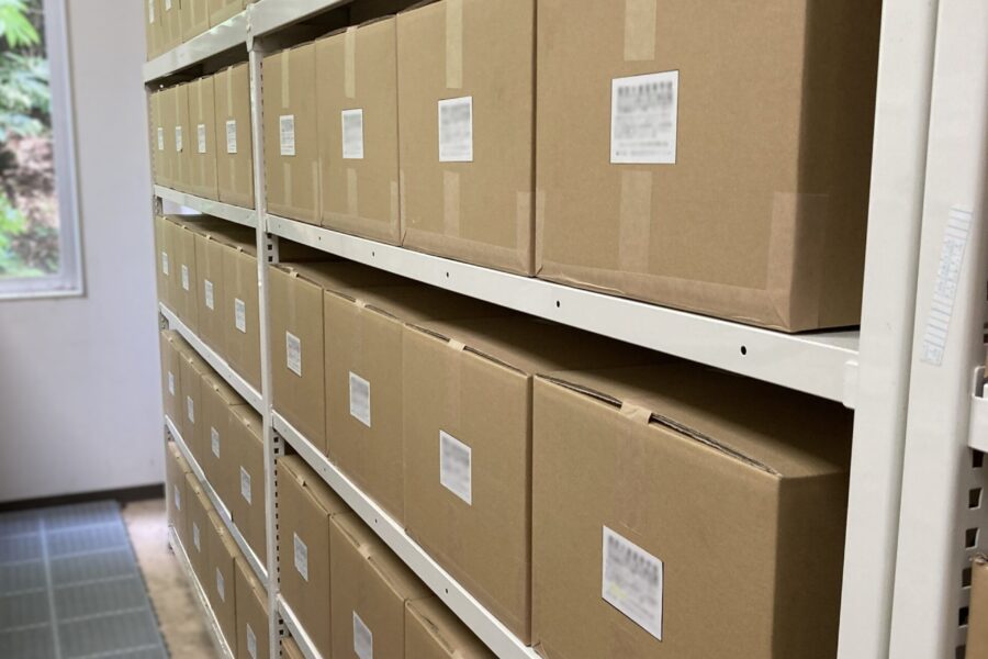 棚に並ぶ防災セット入り梱包箱