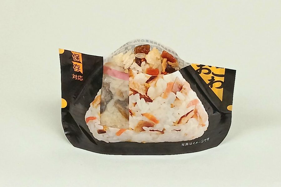 携帯おにぎり・袋をカットする